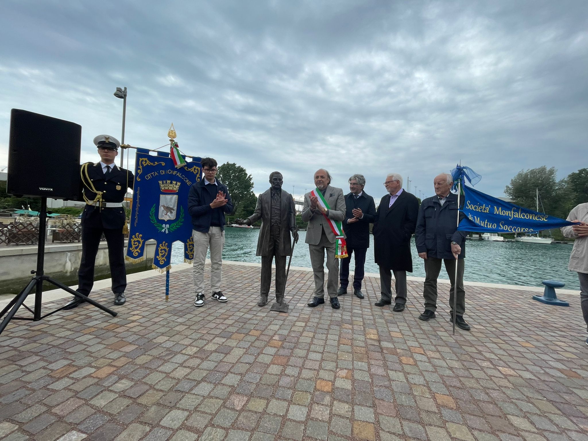 Monfalcone riscopre Eugenio Valentinis, svelata la statua del ‘padre’ canale che porta il mare in città