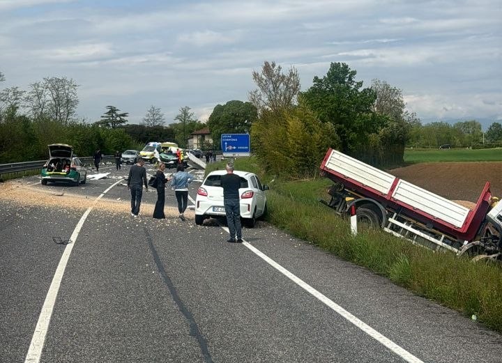 Incidente tra due camion tra Mariano e Cormons, grave bilancio: un morto e un ferito