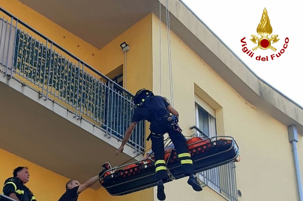 Immagine per Malore in casa a Gorizia, donna calata con l’autoscala dei vigili del fuoco