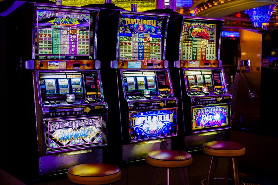Immagine per Le opzioni per chi vuole divertirsi alle slot machine in città e il casinò oltre frontiera. Quanto si gioca a Gorizia.