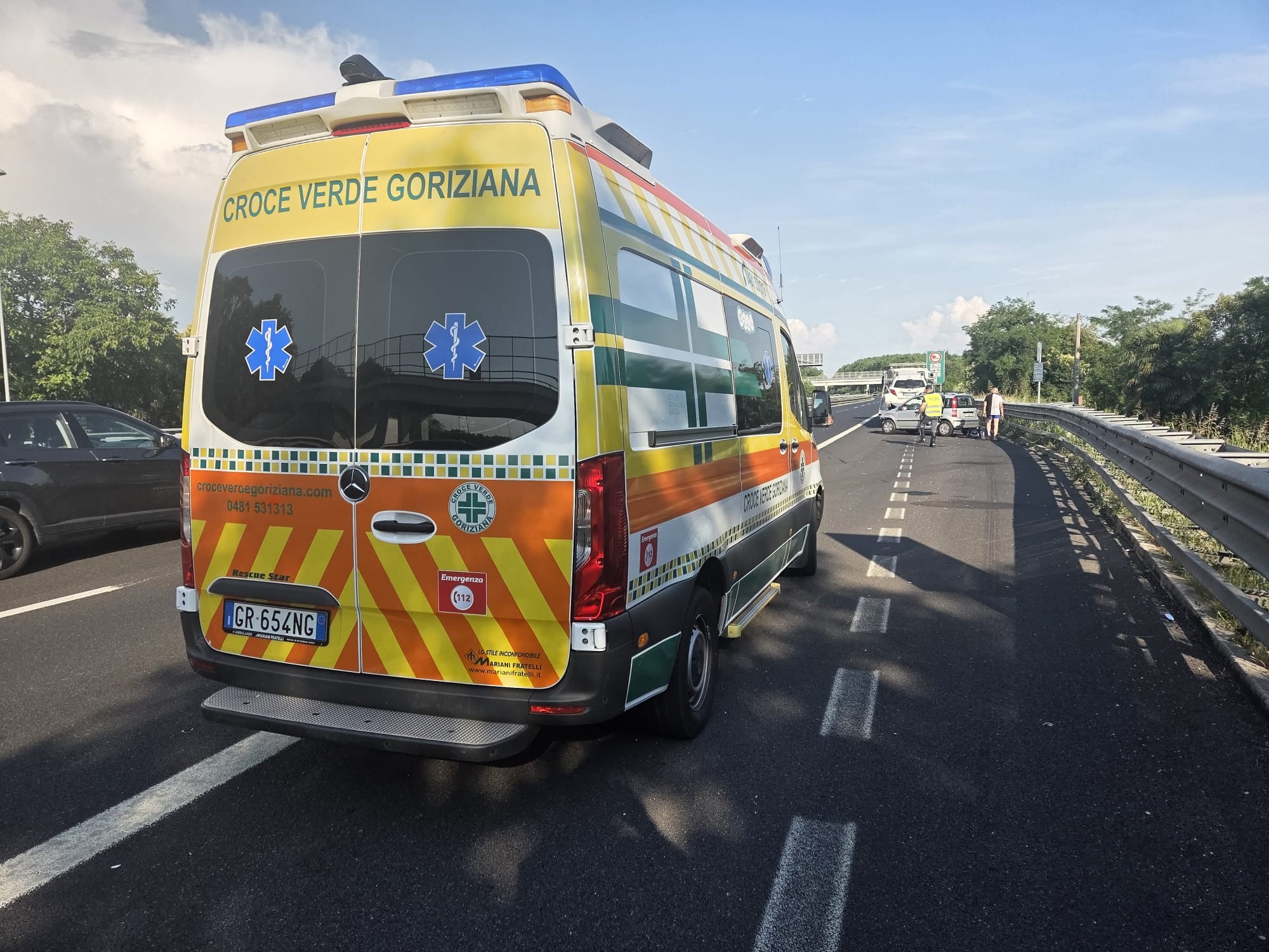 Immagine per Villesse, si immette in autostrada e colpisce una macchina. Traffico rallentato