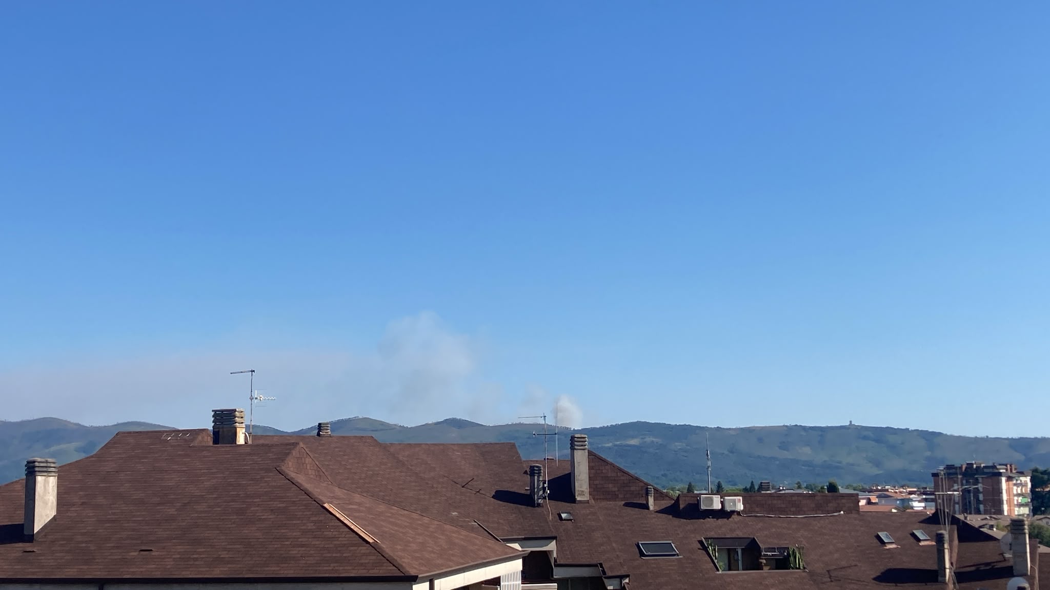 Fiamme a Brestovica di Komen, fumo visibile in lontananza e dalla costa