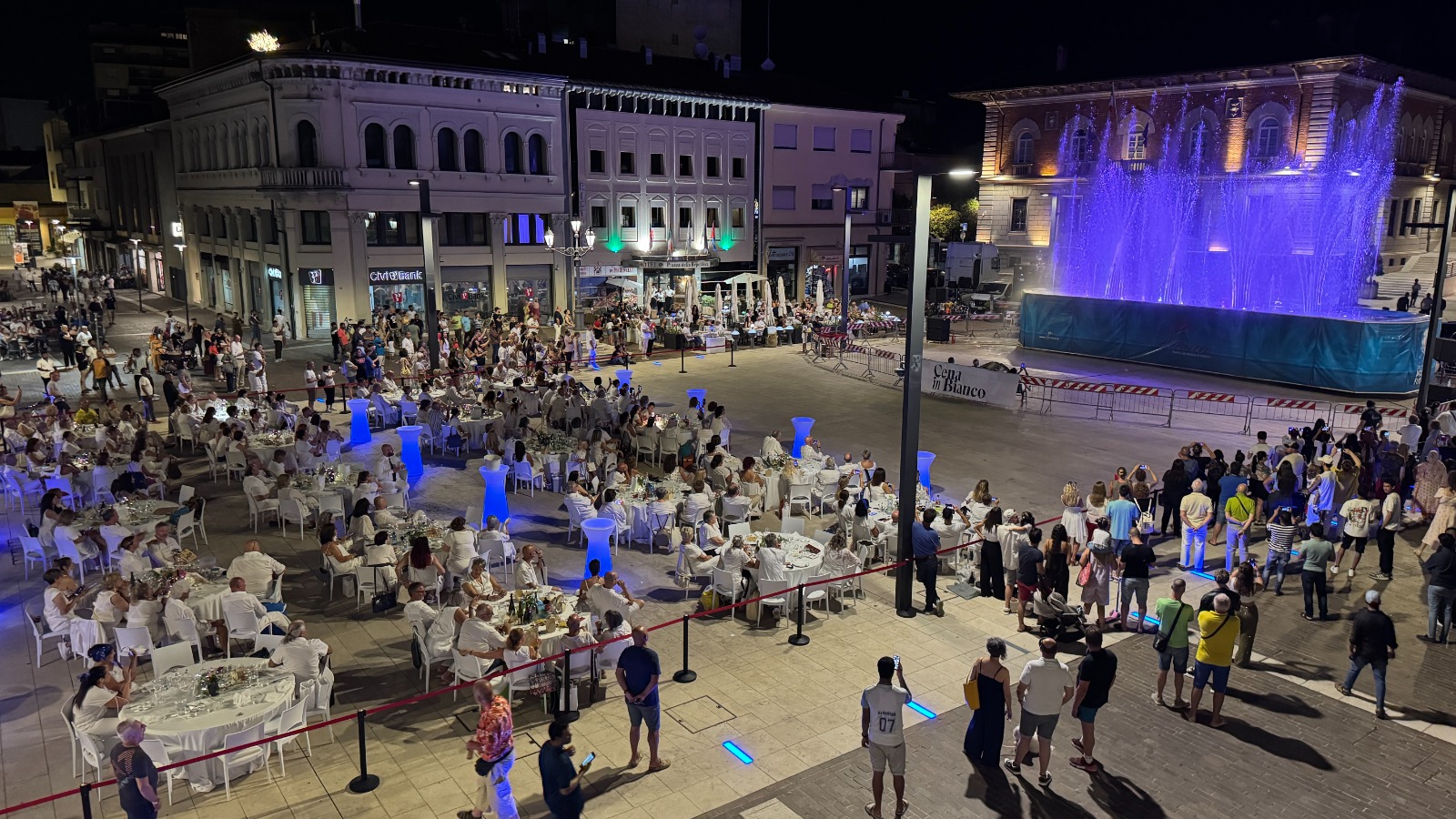 Immagine per Piazza della Repubblica si tinge di bianco, in 300 alla cena a Monfalcone 