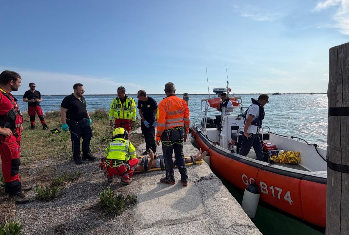 Immagine per Cade dalla barca e resta ferito, soccorso un diportista nelle acque di Grado