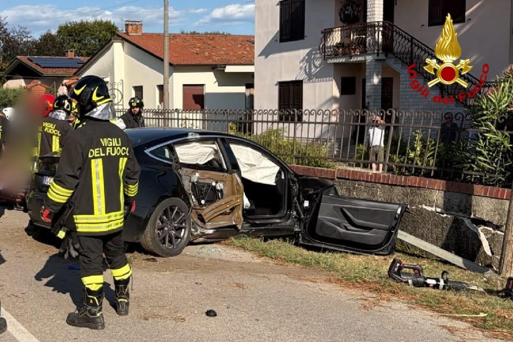 Immagine per Gradisca d'Isonzo, scontro frontale tra due auto in via Roma, due feriti in ospedale