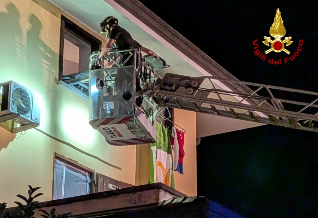 Immagine per Savogna d’Isonzo, paziente calato dal terzo piano con l’autoscala dei vigili del fuoco