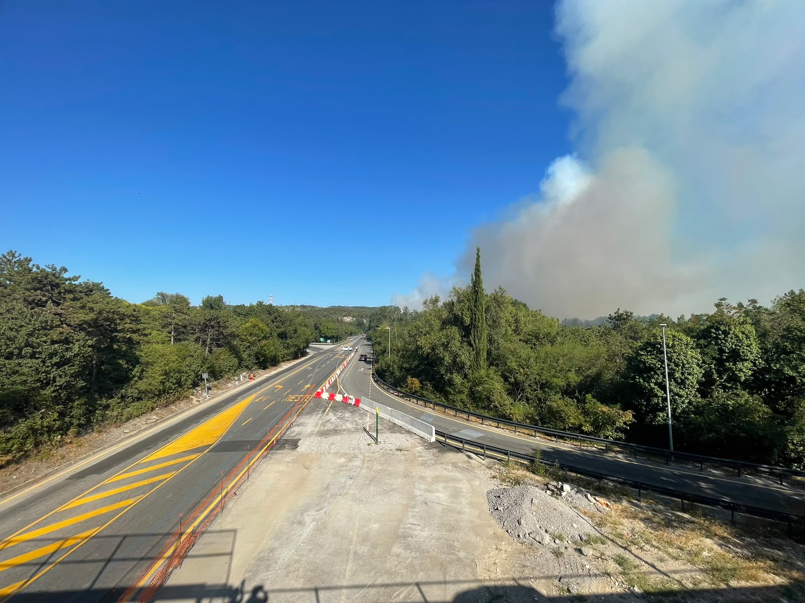 Incendi a Monfalcone e Selz, chiusa la SS14. Preoccupazione per il vento