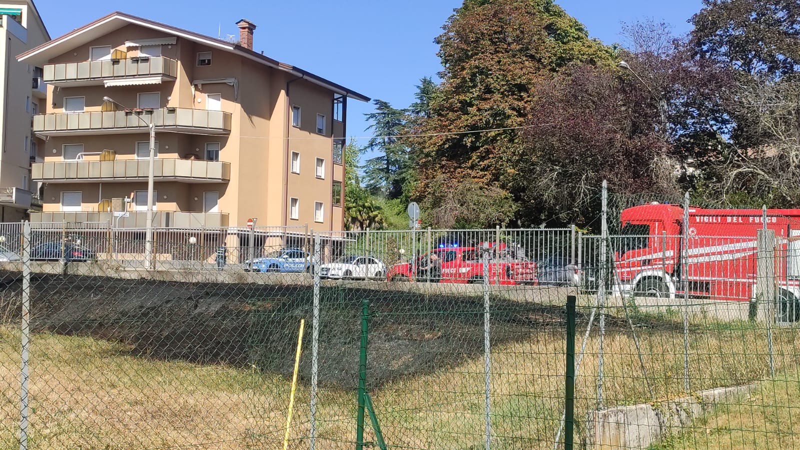Immagine per Brucia un lato del campo Baiamonti e cede il vecchio gelso a San Rocco: intervengono i Vigili del fuoco