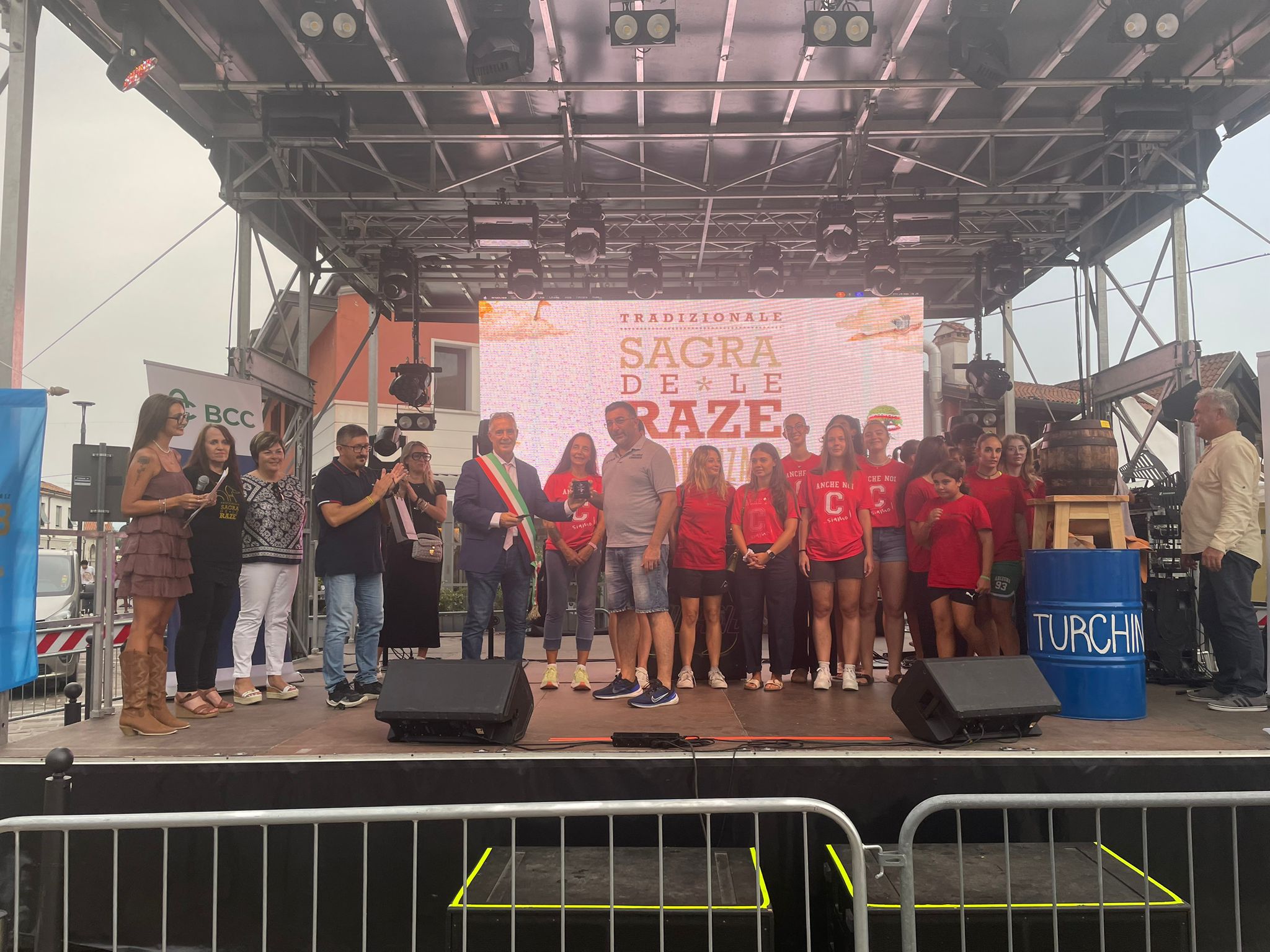 Immagine per 300 volontari, 11 giorni di festa e la nuova app: taglio del nastro per la Sagra de le Raze 2026