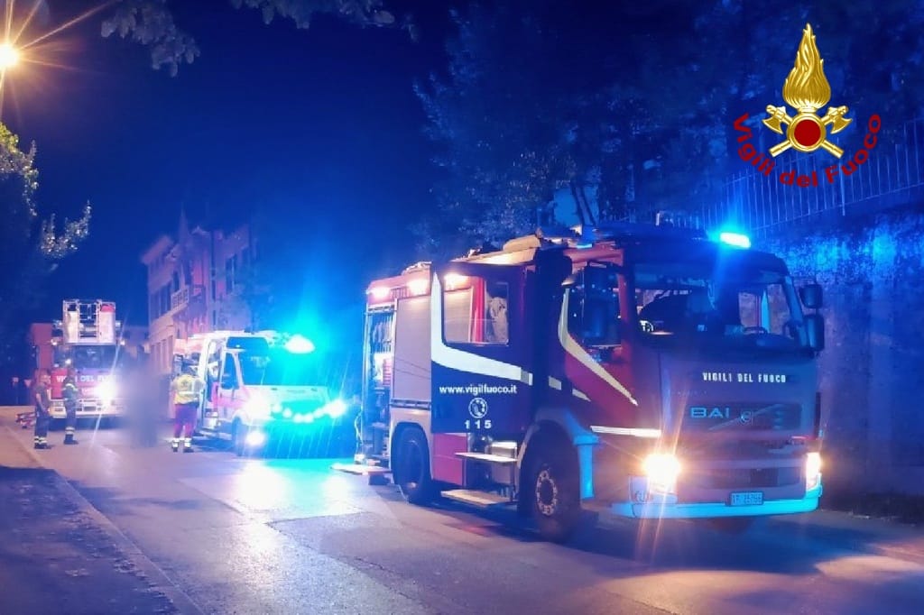 Resta infilzato nella recinzione a 3 metri da terra: lo liberano i Vigili del fuoco. Nella serata altri due incidenti a Gorizia