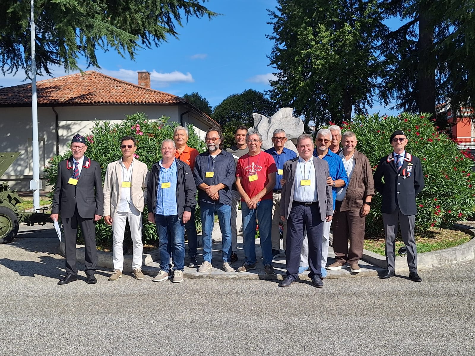 Fotonotizia - Si ritrovano dopo 45 anni gli ex carabinieri ausiliari: la visita alla Caserma Cascino
