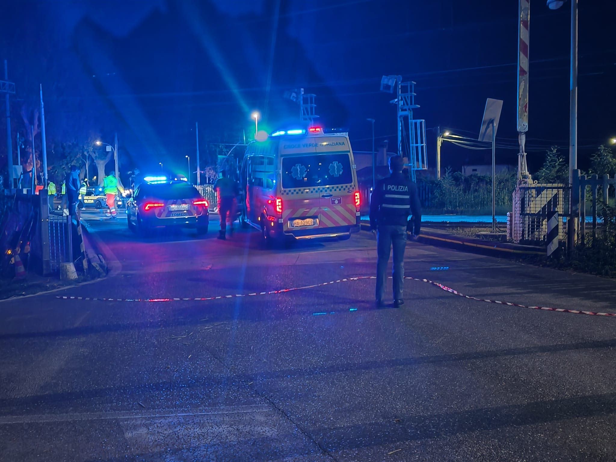 Immagine per Investimento al passaggio a livello di Ronchi, treni fermi 