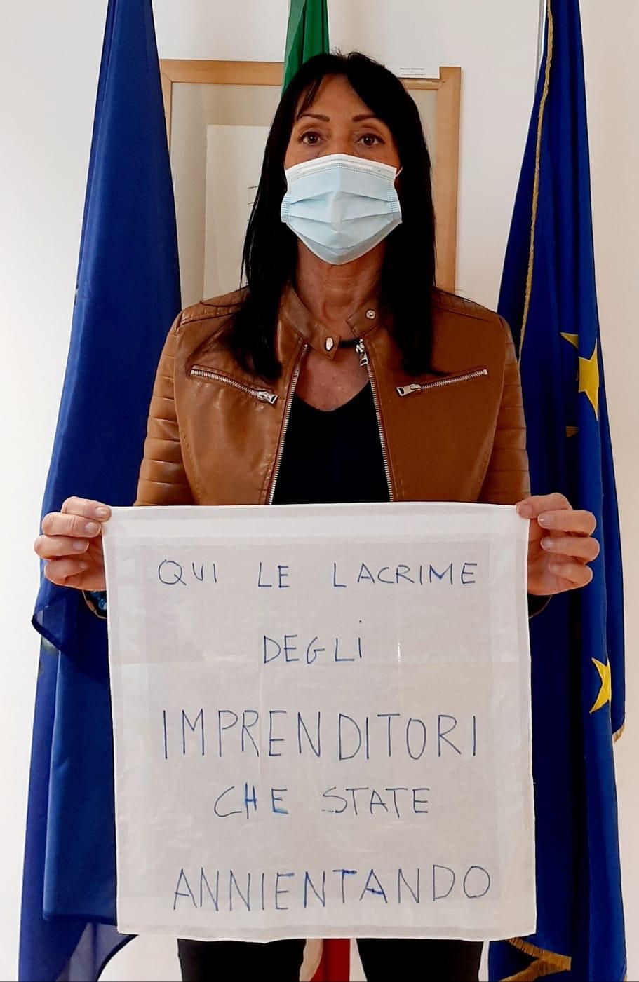 Immagine per Cisint invia a Conte un fazzoletto con le lacrime degli imprenditori