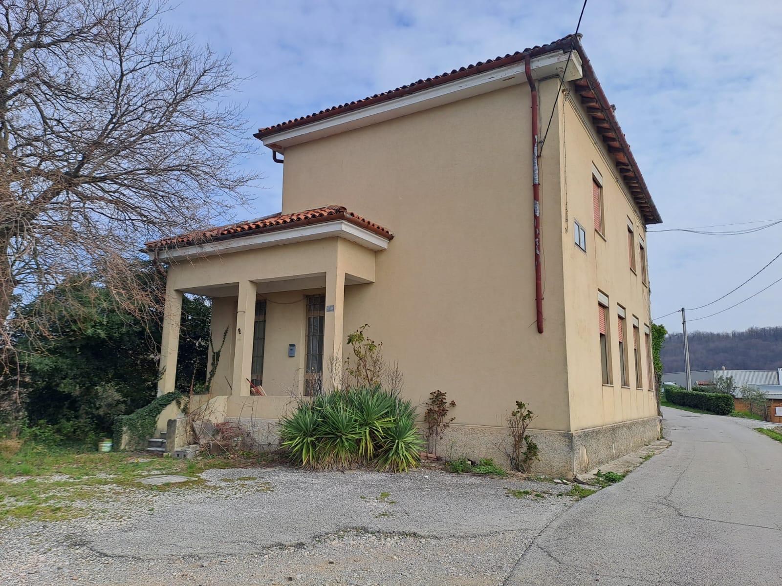 Copertina per Dolegna mette in vendita l'ex scuola di Scriò, costa 70mila euro
