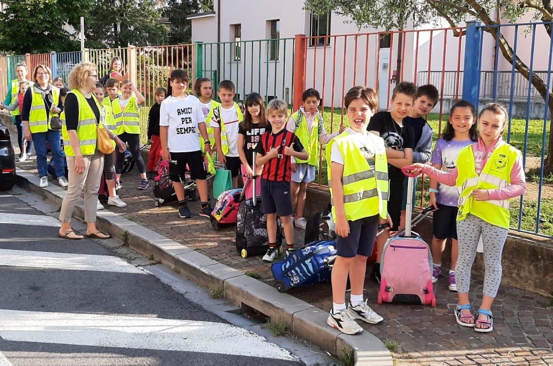 Copertina per A scuola camminando tutti insieme, Piedibus con 40 alunni a Capriva