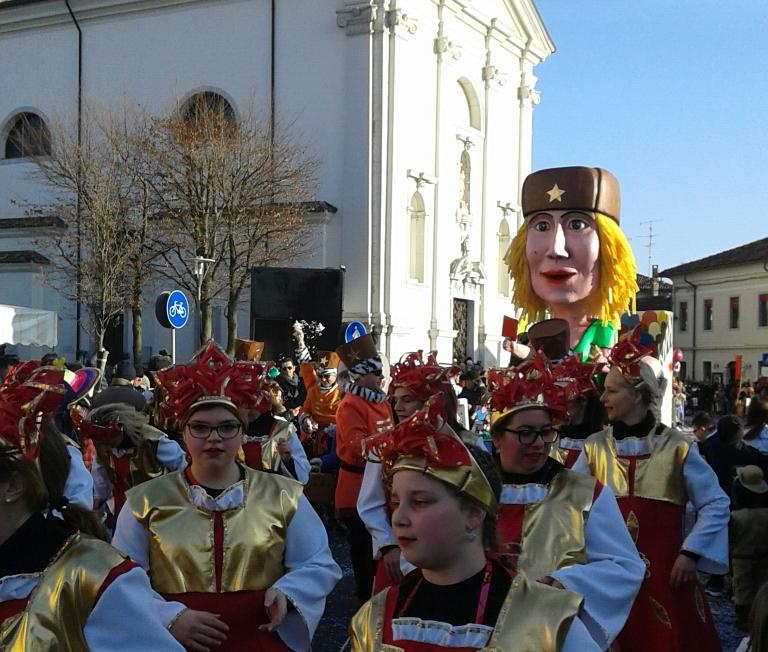 Copertina per Ritorna il carnevale a Romans, 7 gruppi e 5 carri pronti a sfilare