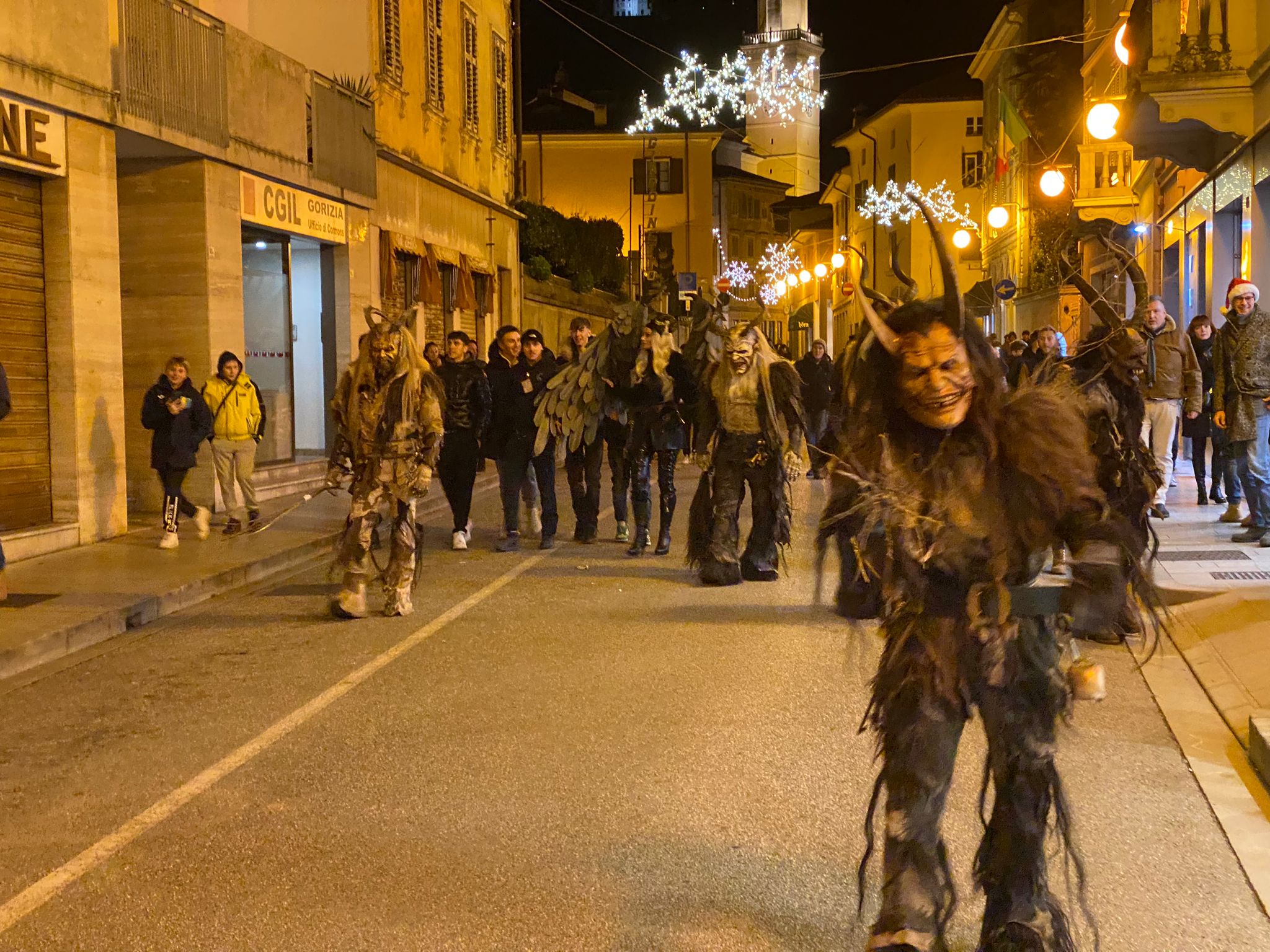 Immagine per Lo show degli Alfagor a Cormons, folla attorno al falò in piazza Libertà
