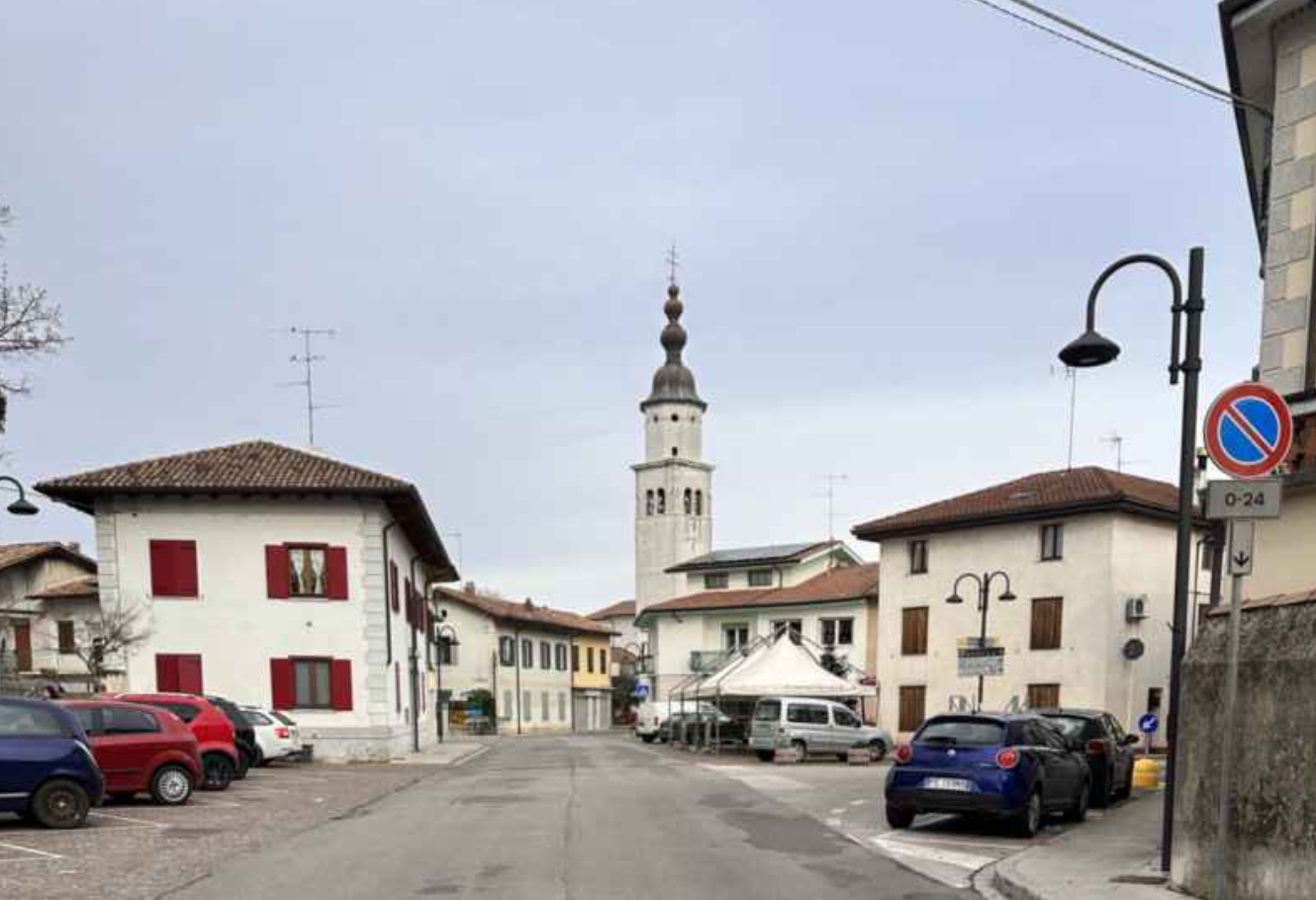 Immagine per Asfaltature e rallentatori in piazza a Capriva, freno alla velocità in centro