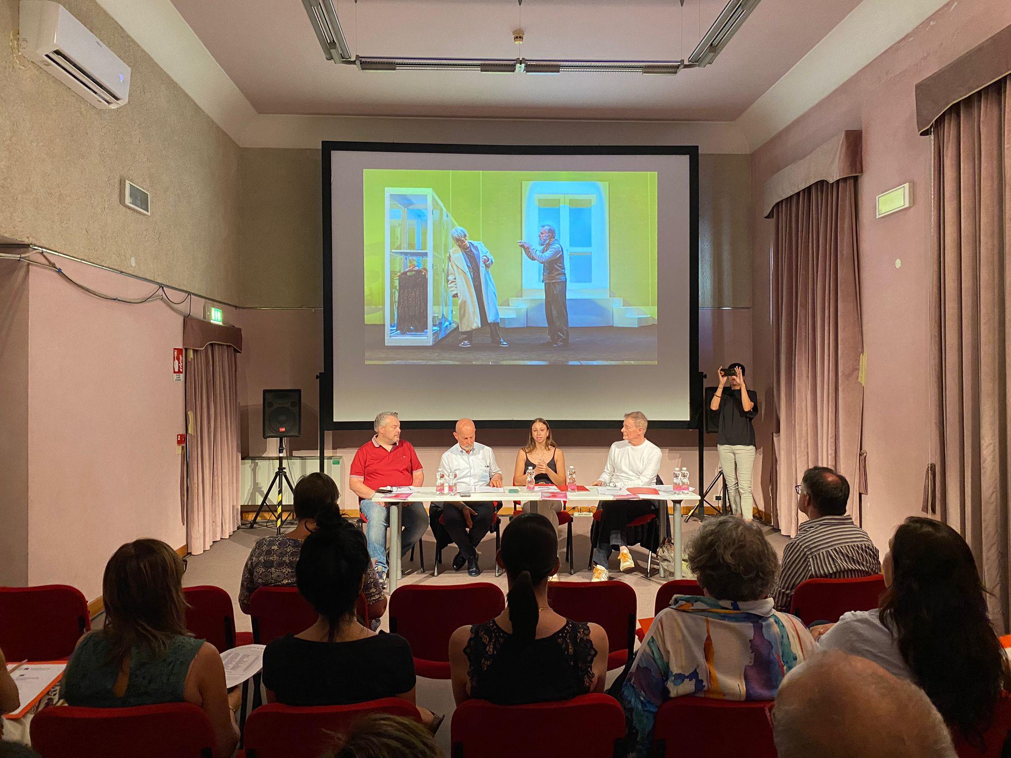 Immagine per La stagione del Teatro di Cormons da novembre, subito show con Max Giusti