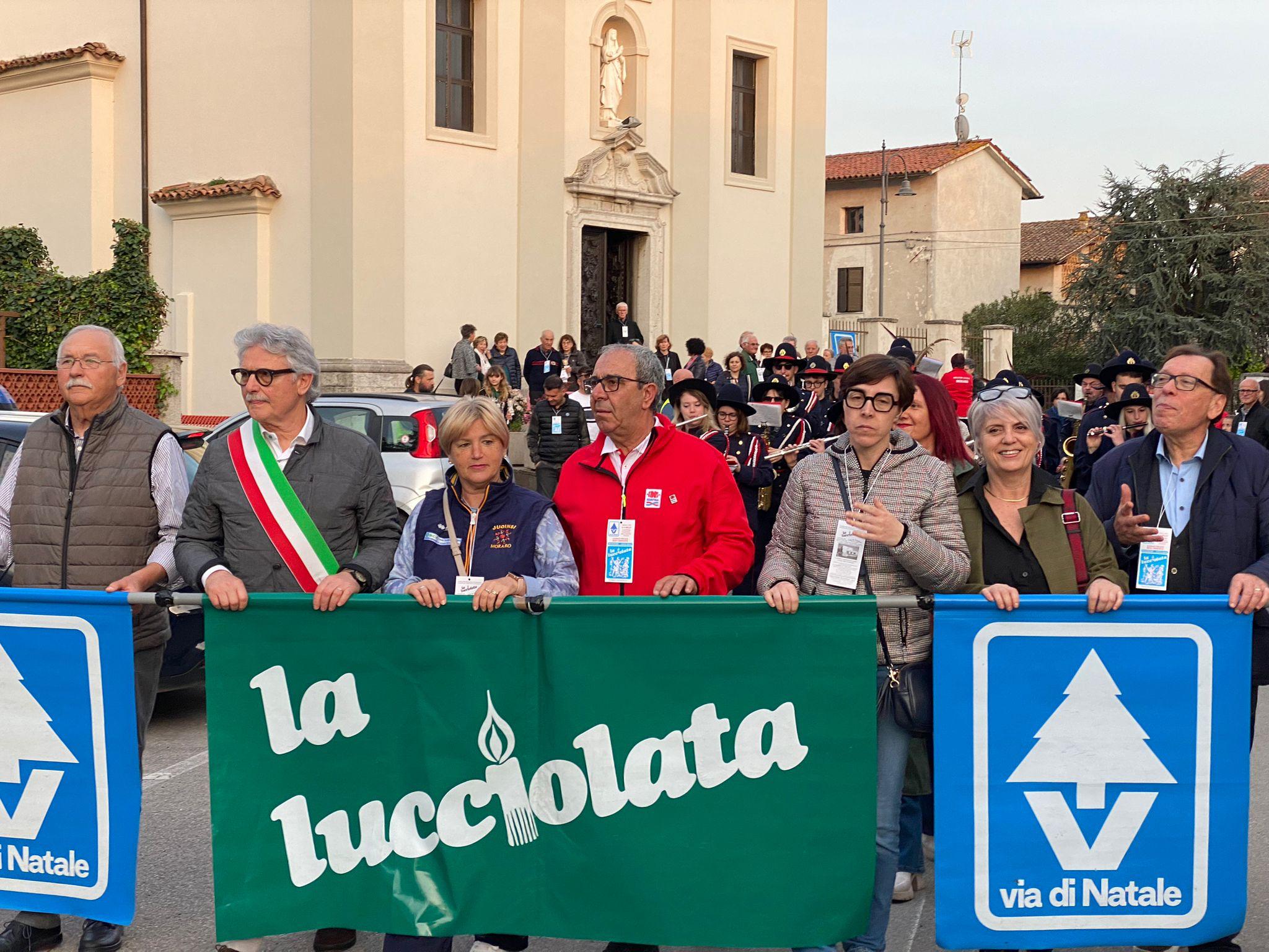 Immagine per Le candele accese sfilano a Moraro per solidarietà, comunità unita con Vie di Natale