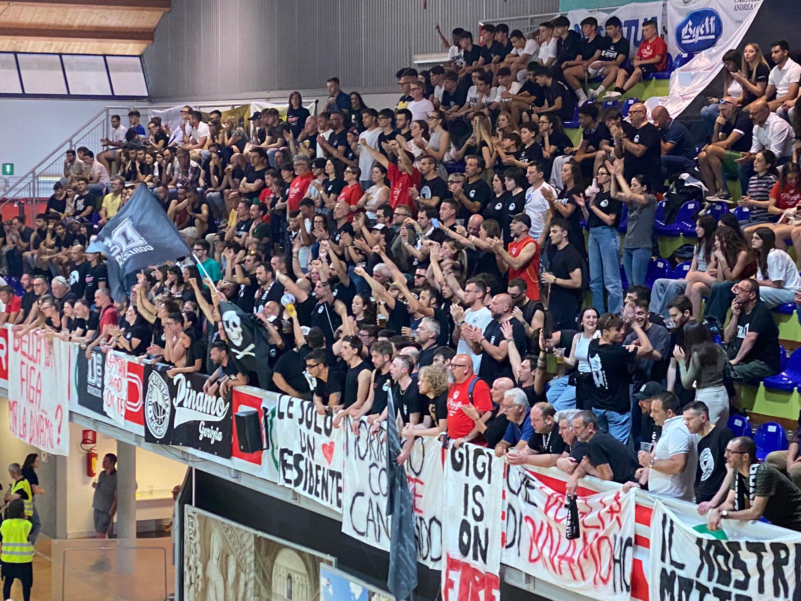 Copertina per Basket, la Dinamo batte Sennori e vince i playoff: Gorizia vola in serie B