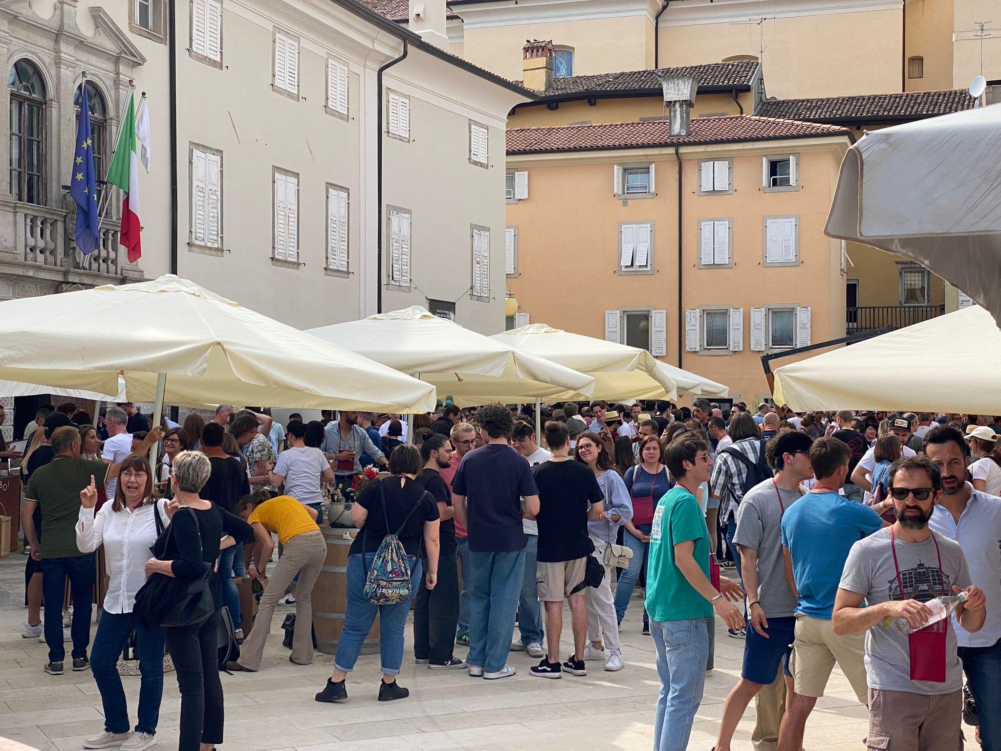 Copertina per La Festa dei vignaioli fa il pieno in piazza, mille presenze a Cormons