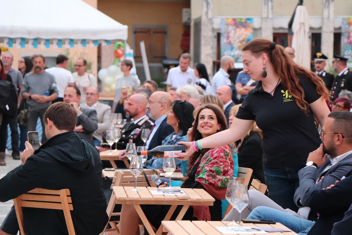 Copertina per Esordio con l'opera alla Festa dell'uva a Cormons, brindisi per il simbolo del Collio