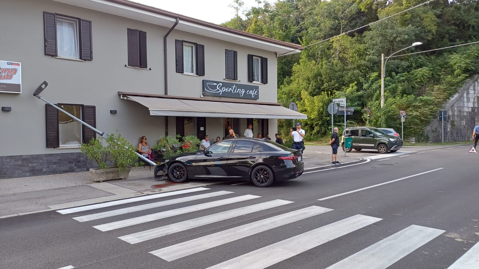 Immagine per Auto esce di strada a Gorizia, fioriere evitano il peggio