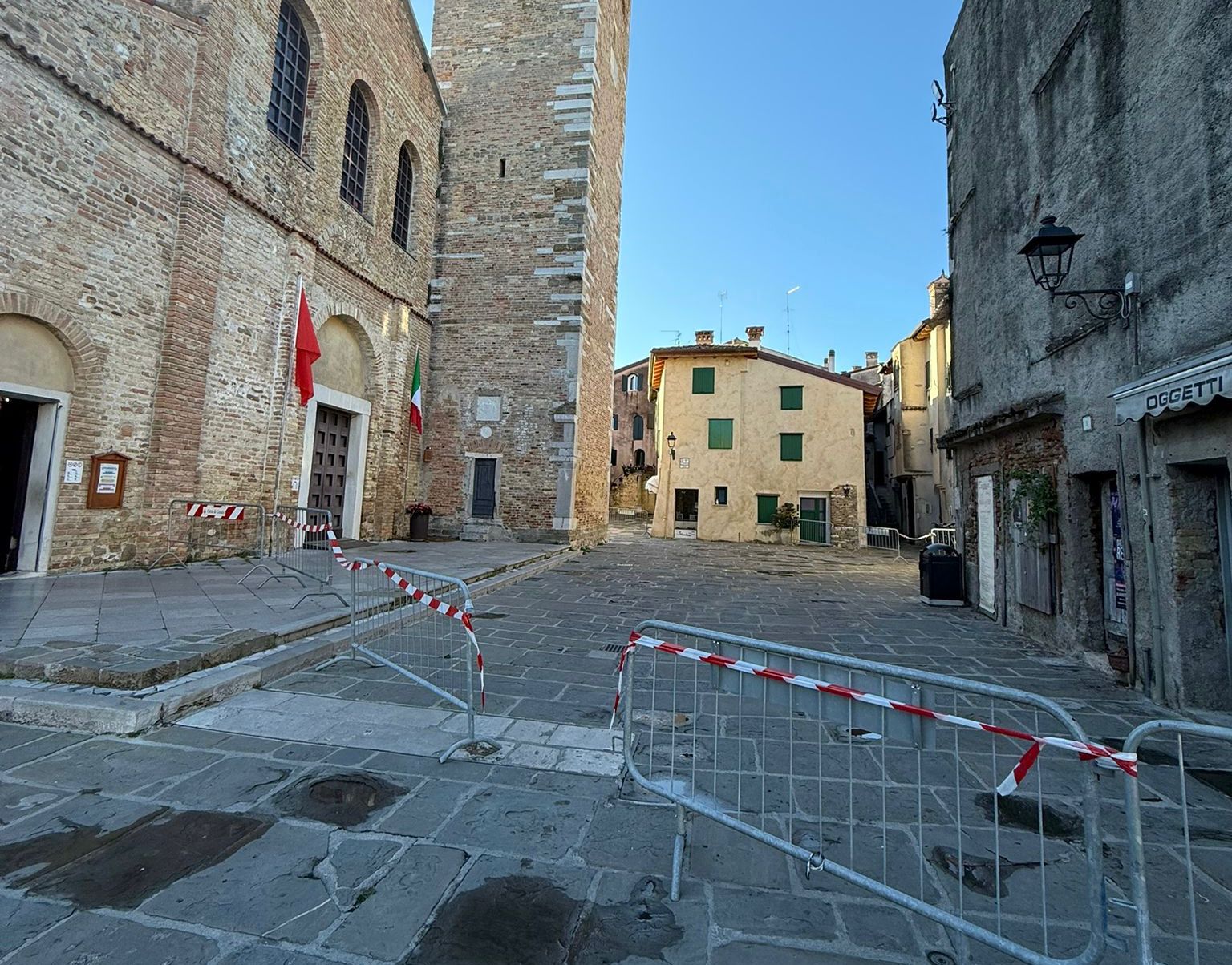 Copertina per Grado, campanile di Santa Eufemia transennato: scatta la cautela ma nessun «pericolo crollo»