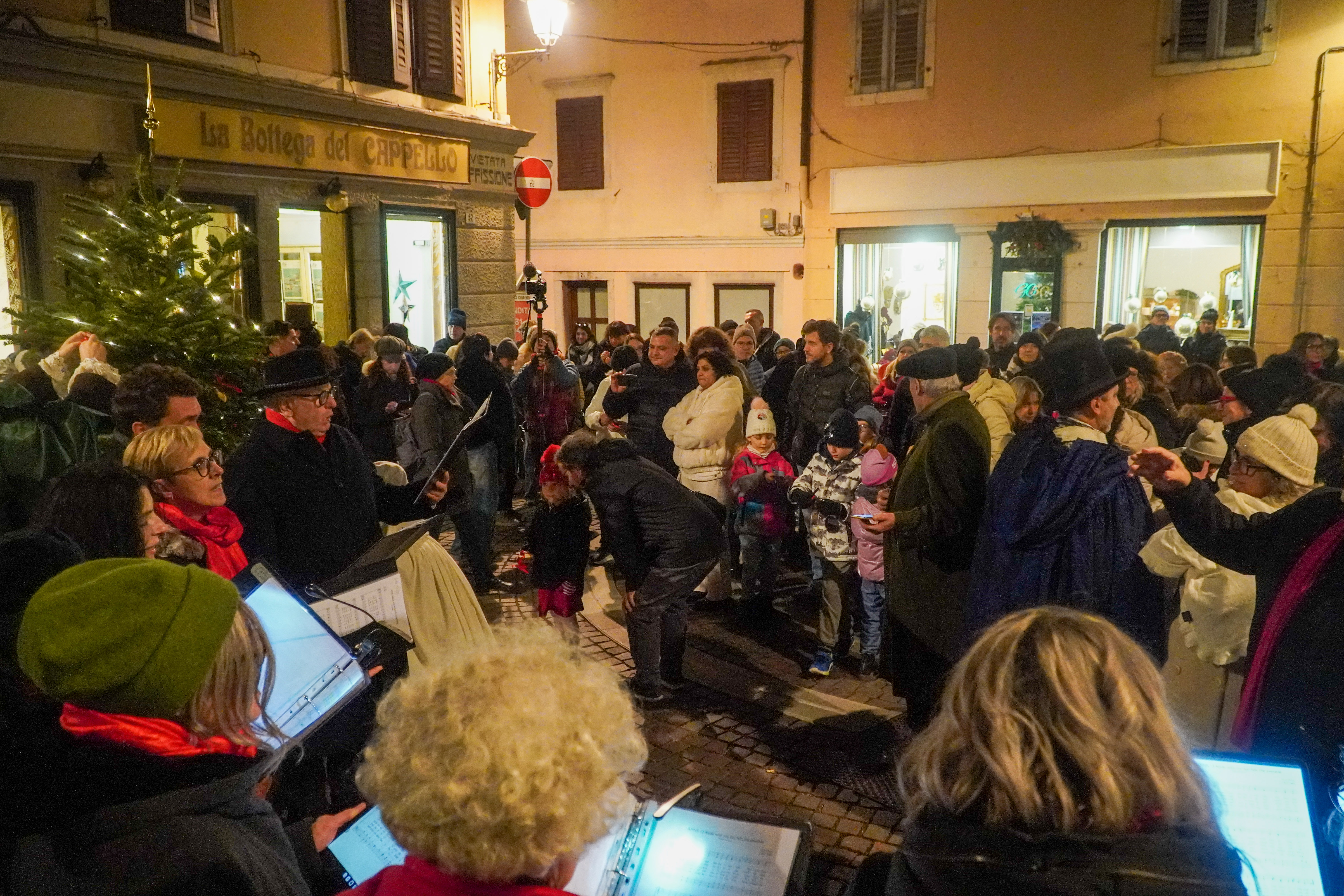 ‘A Christmas Carol’ anima via Rastello a Gorizia con le passeggiate natalizie teatralizzate