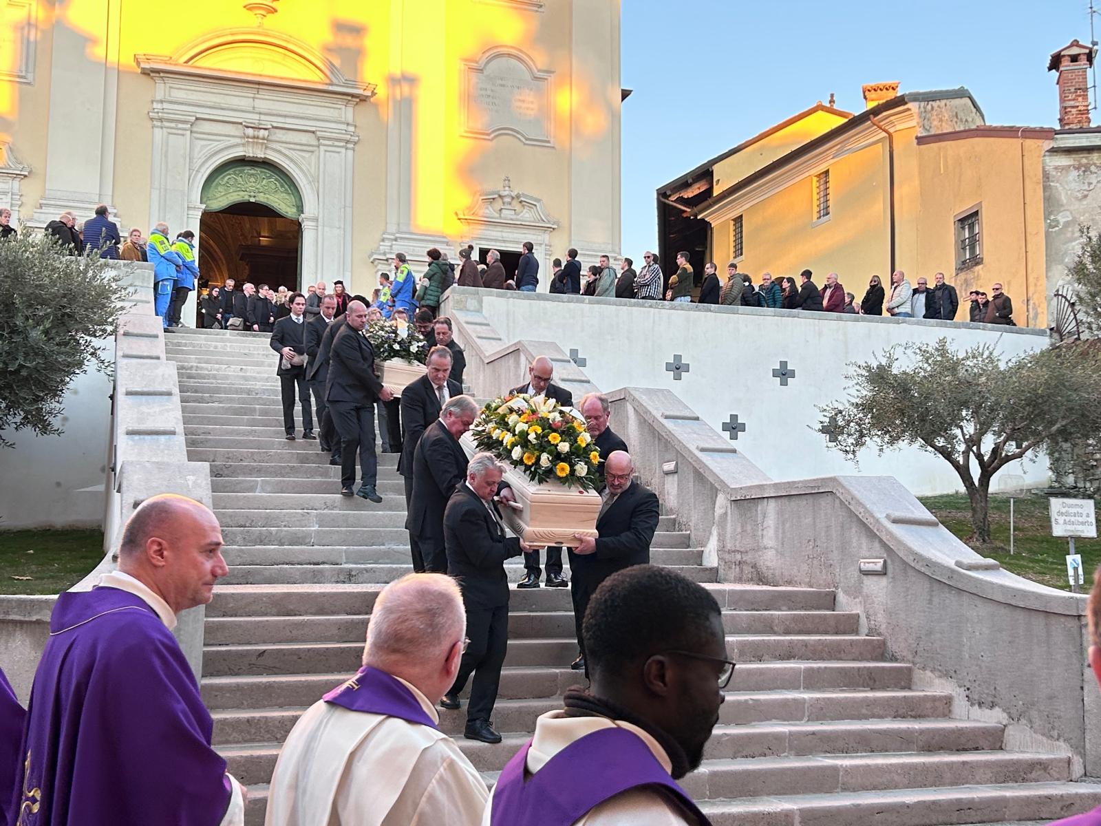 Immagine per Cormons saluta nel dolore per Guerrina e Quirin, monsignor Goina: «Amarci, sostenerci, perché l’amore possa vincere sulla morte»
