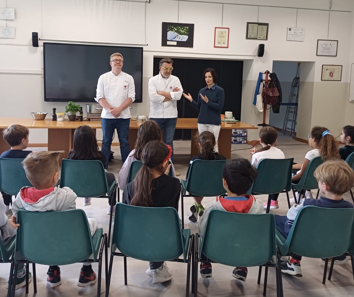 Copertina per Giovani cuochi si cimentano in cucina: lo chef Gavagna entra in classe per una lezione unica coi bambini