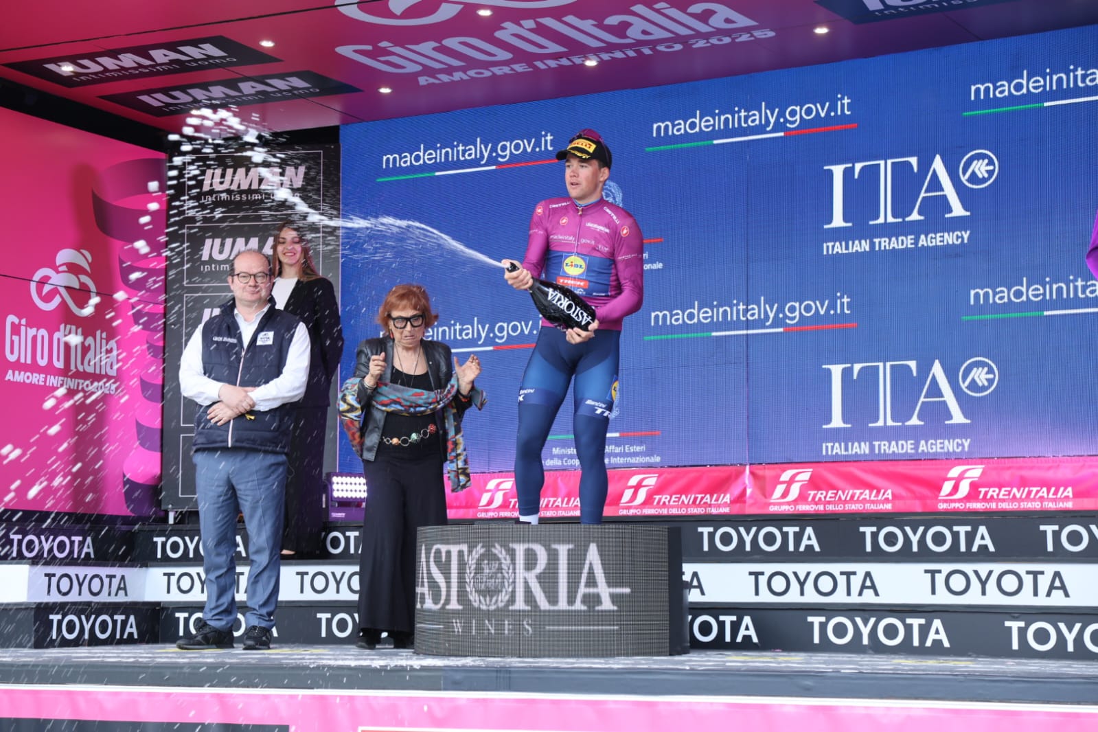 Copertina per Gorizia e Nova Gorica unite in rosa: festa e caos per il Giro d’Italia che si chiude con applausi e una caduta