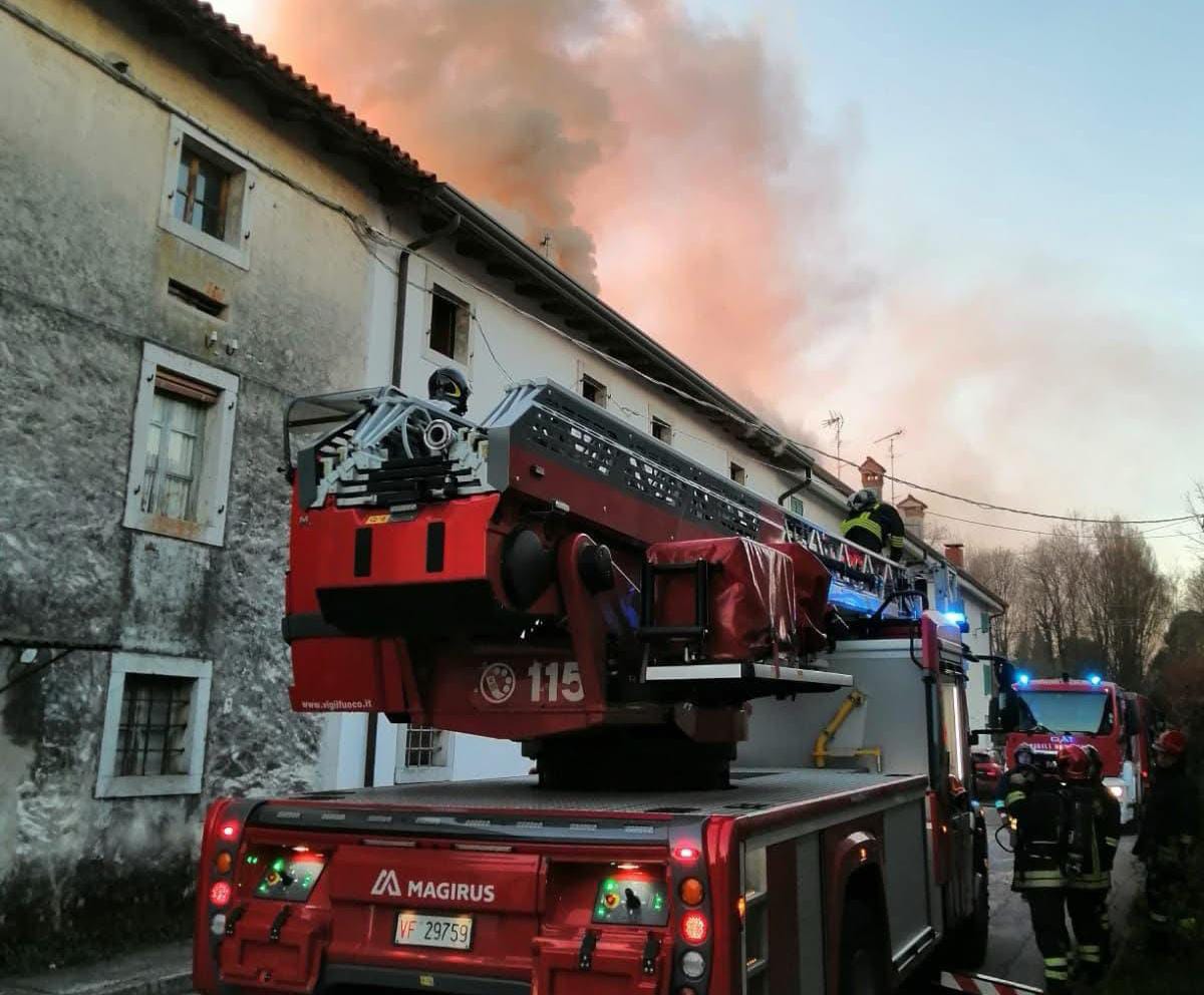 Immagine per Fiamme sul tetto di una casa a Cassegliano vicino Villa Prandi, vigili del fuoco al lavoro