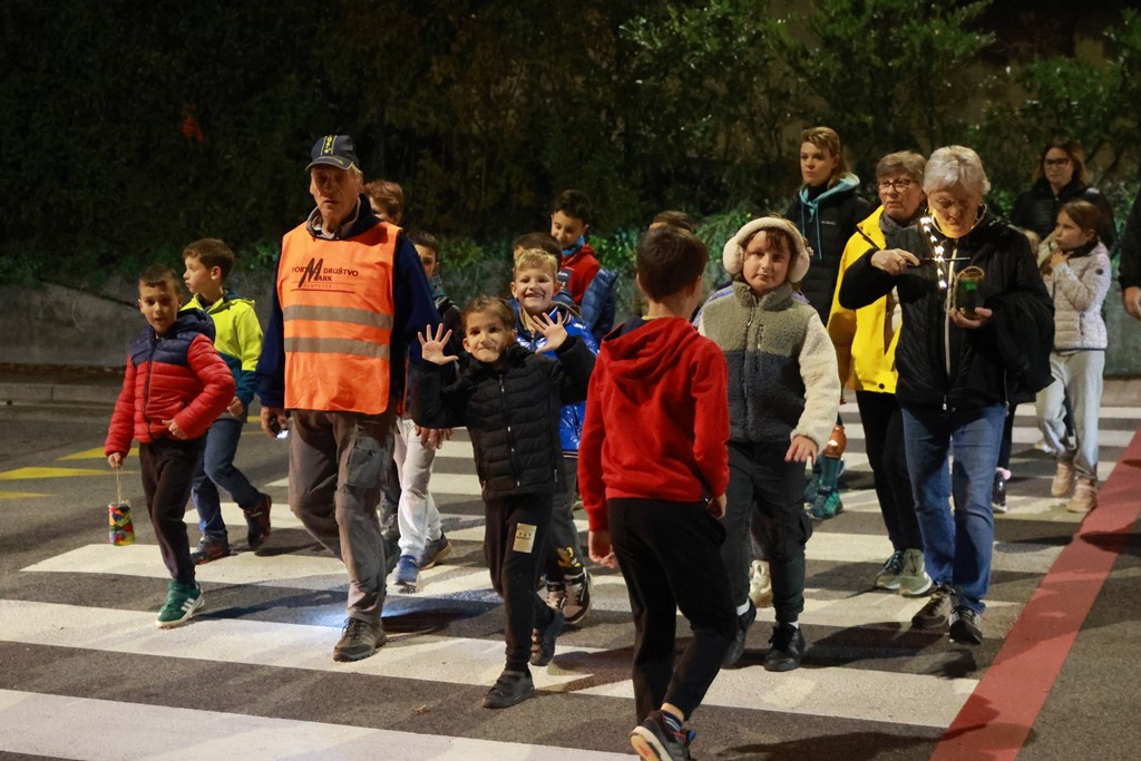 Fotonotizia - Šempeter si illumina, grande partecipazione alla tradizionale ‘Camminata con le luci’