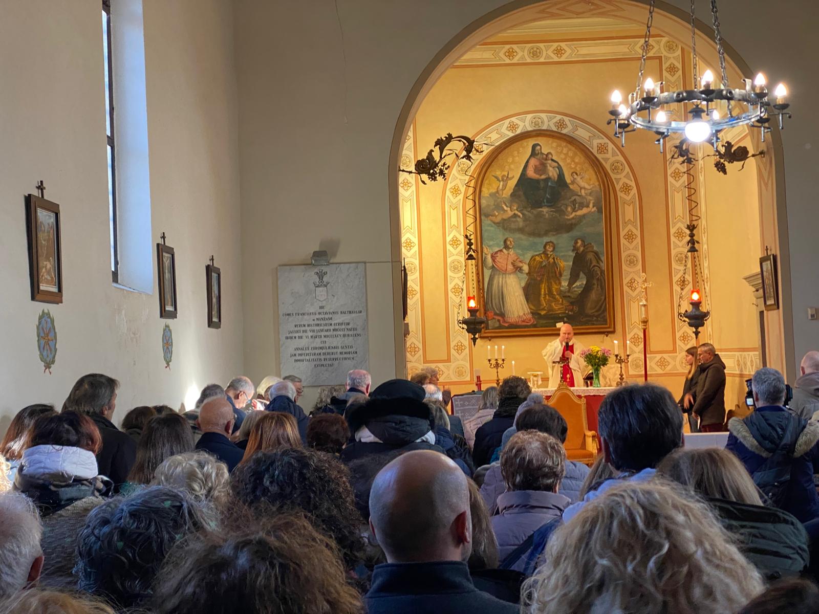 Immagine per Giassico gremita per ricordare Guerrina e Quirin. «Ricostruiremo su solidarietà e amore»