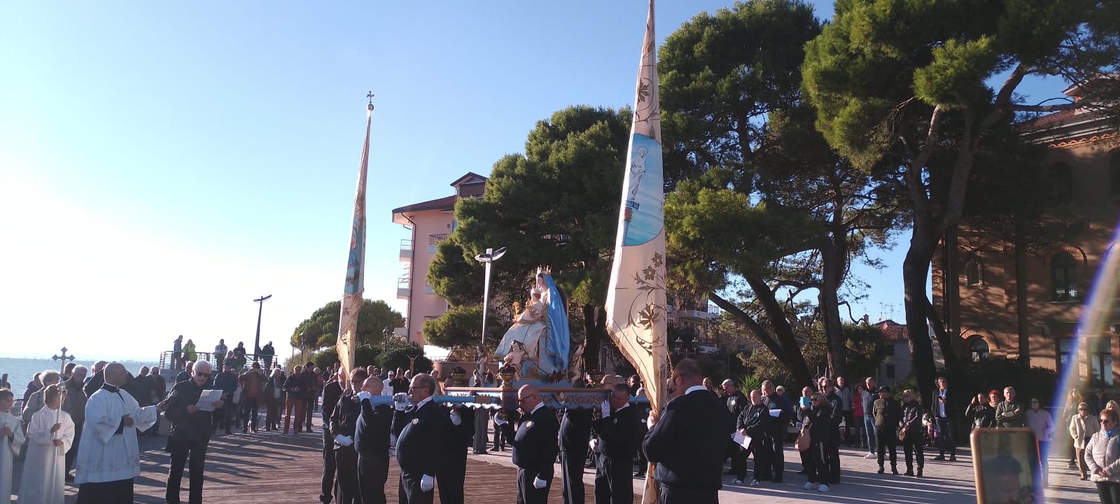 Copertina per Fotonotizia - Grado, chiude la stagione estiva con la Madonna del Rosario: monsignor Nutarelli, «costruiamo insieme il futuro della nostra isola»