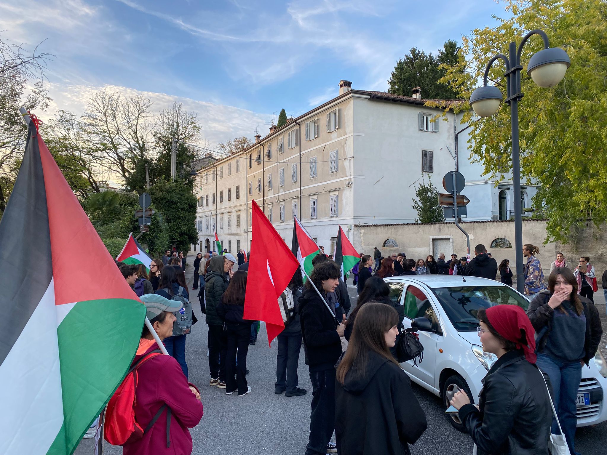 Presidio pro Palestina a Gorizia durante il Festival del Cambiamento: «Cacciamo via chi lucra sul genocidio»