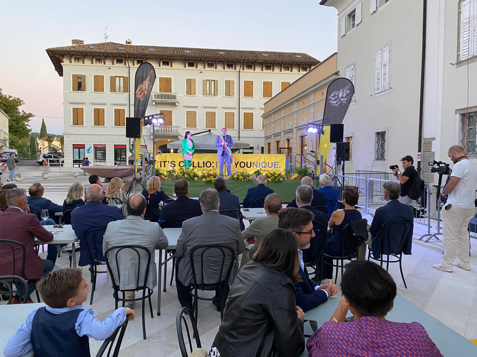 Cormons, taglio del nastro per la festa dell'Uva nel ricordo di Pizzul