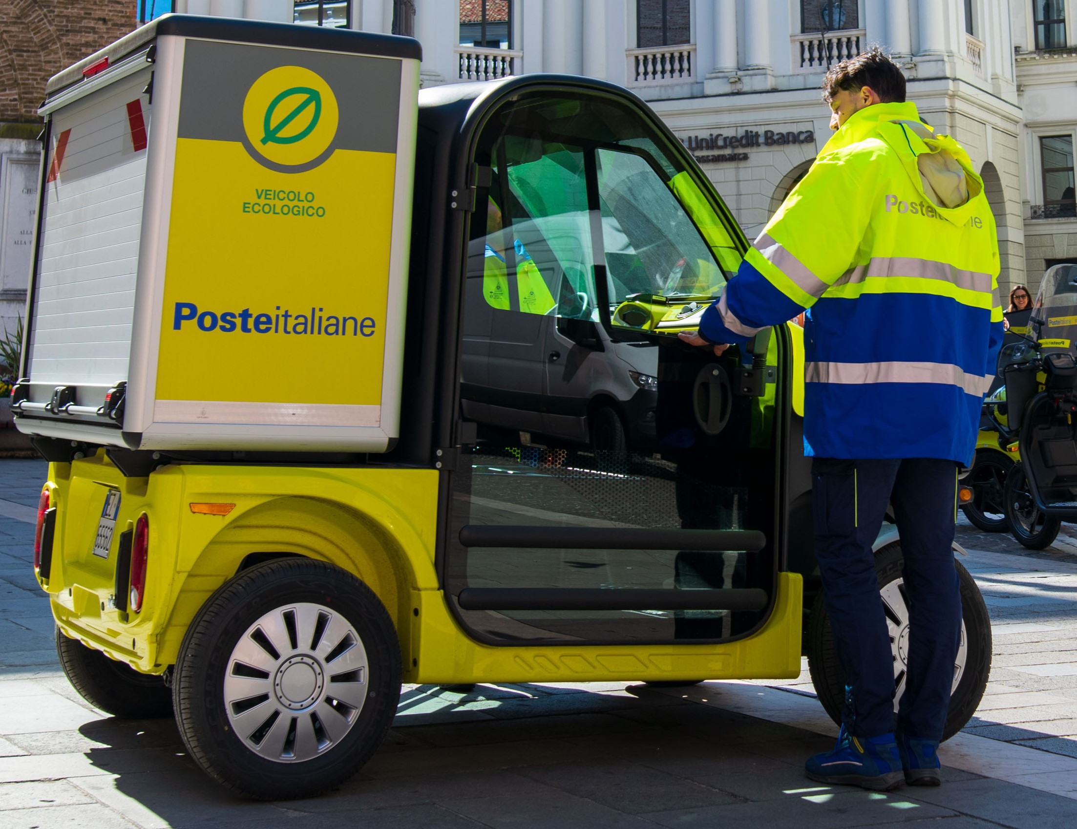Immagine per Poste Italiane, anche a Gorizia si possono spedire i bagagli con Poste Delivery Web