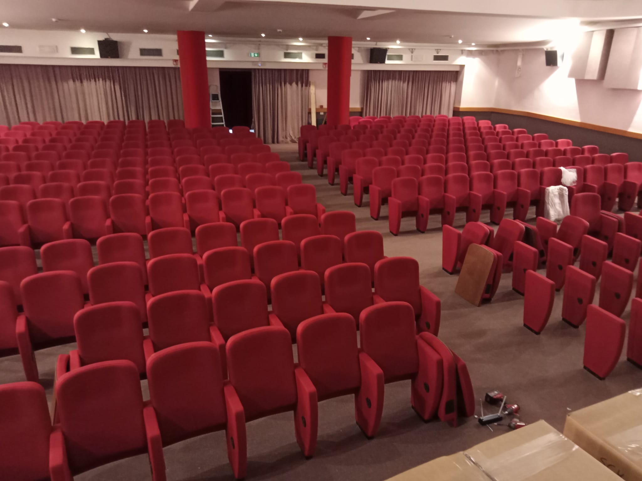 Immagine per Cormons, finiti i lavori al Teatro Comunale: ecco le nuove poltrone e pavimento della platea