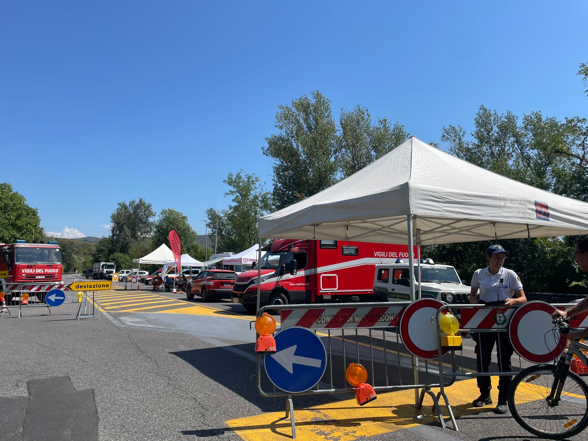 Non è ancora spento l’incendio a Monfalcone, si lavora via aria. Bruciati quasi dieci ettari