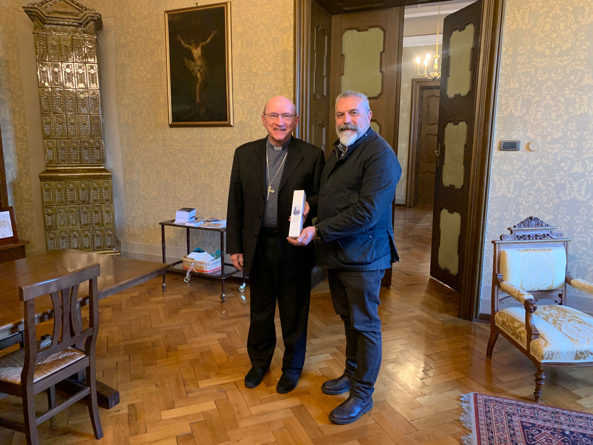 Immagine per L’Olio di Capaci a monsignor Redaelli per la Messa Crismale: il dono del Questore Di Ruscio