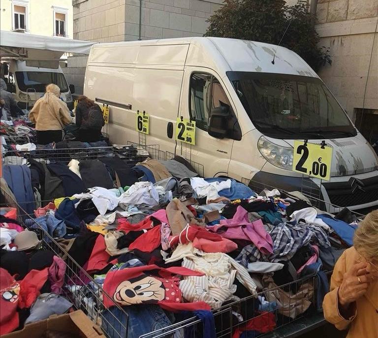 Immagine per Monfalcone, controlli al mercato settimanale: 9 sanzioni da 500 euro per merce esposta alla rinfusa