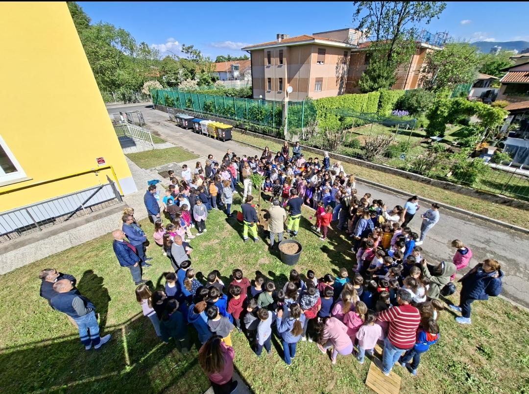 Immagine per Gorizia, tre alberi piantati alla scuola Ungaretti per la Giornata della Terra