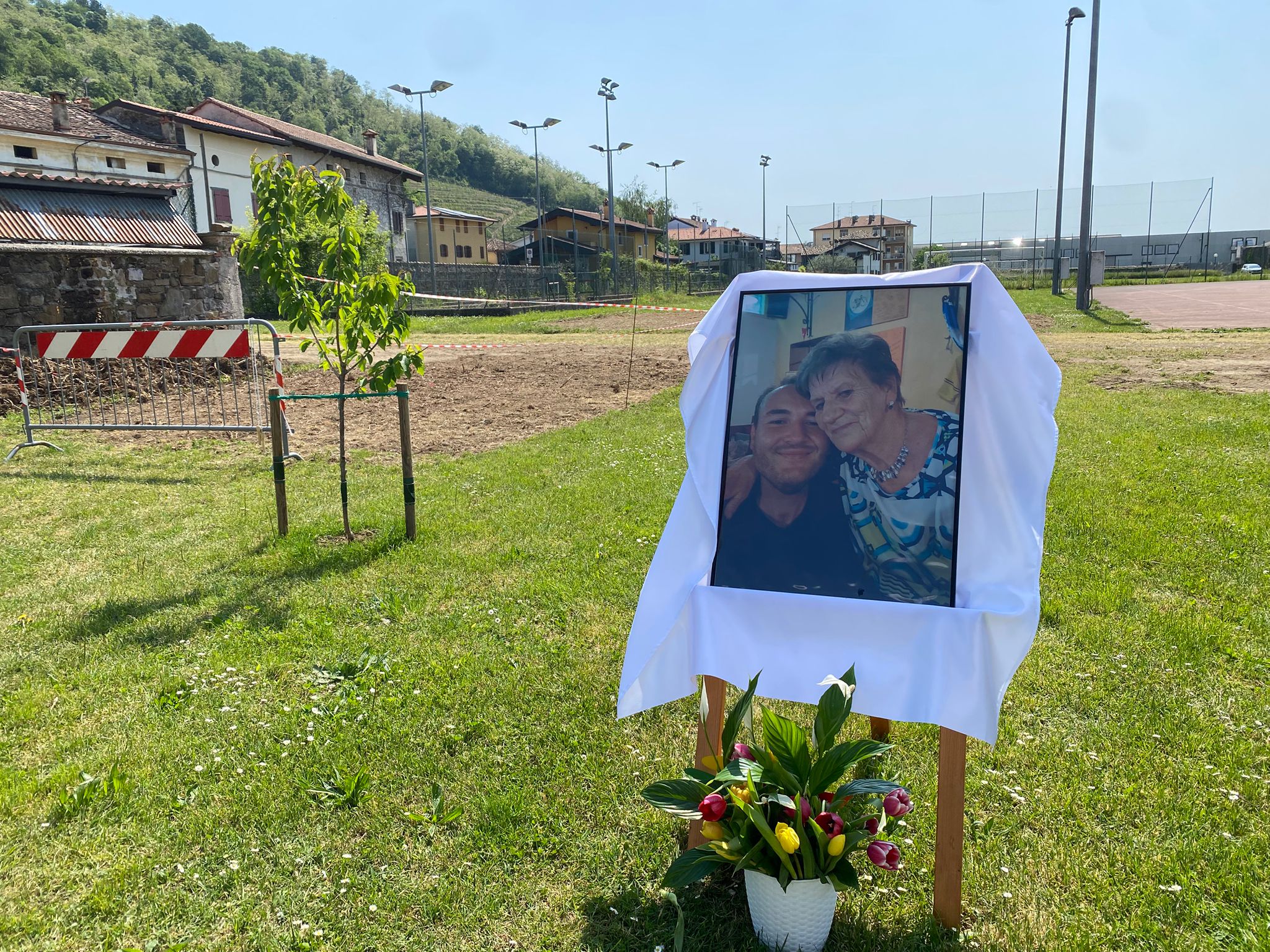 Immagine per Brazzano ricorda Quirin e Guerrina, vittime della frana di novembre, con due ciliegi