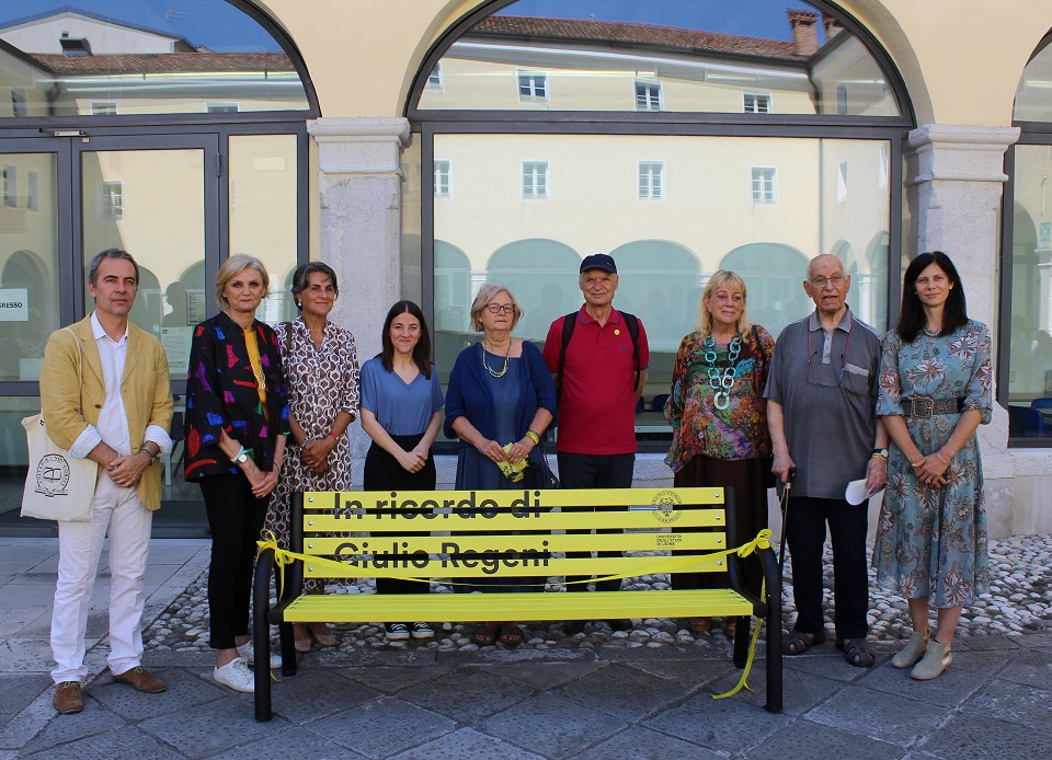 Anche a Gorizia la panchina gialla per Regeni, l'inaugurazione con i genitori a Santa Chiara