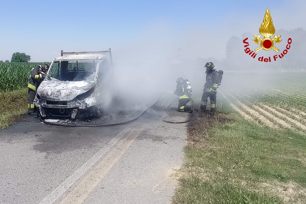 Immagine per Furgone in fiamme a Campolongo Tapogliano: illeso il conducente
