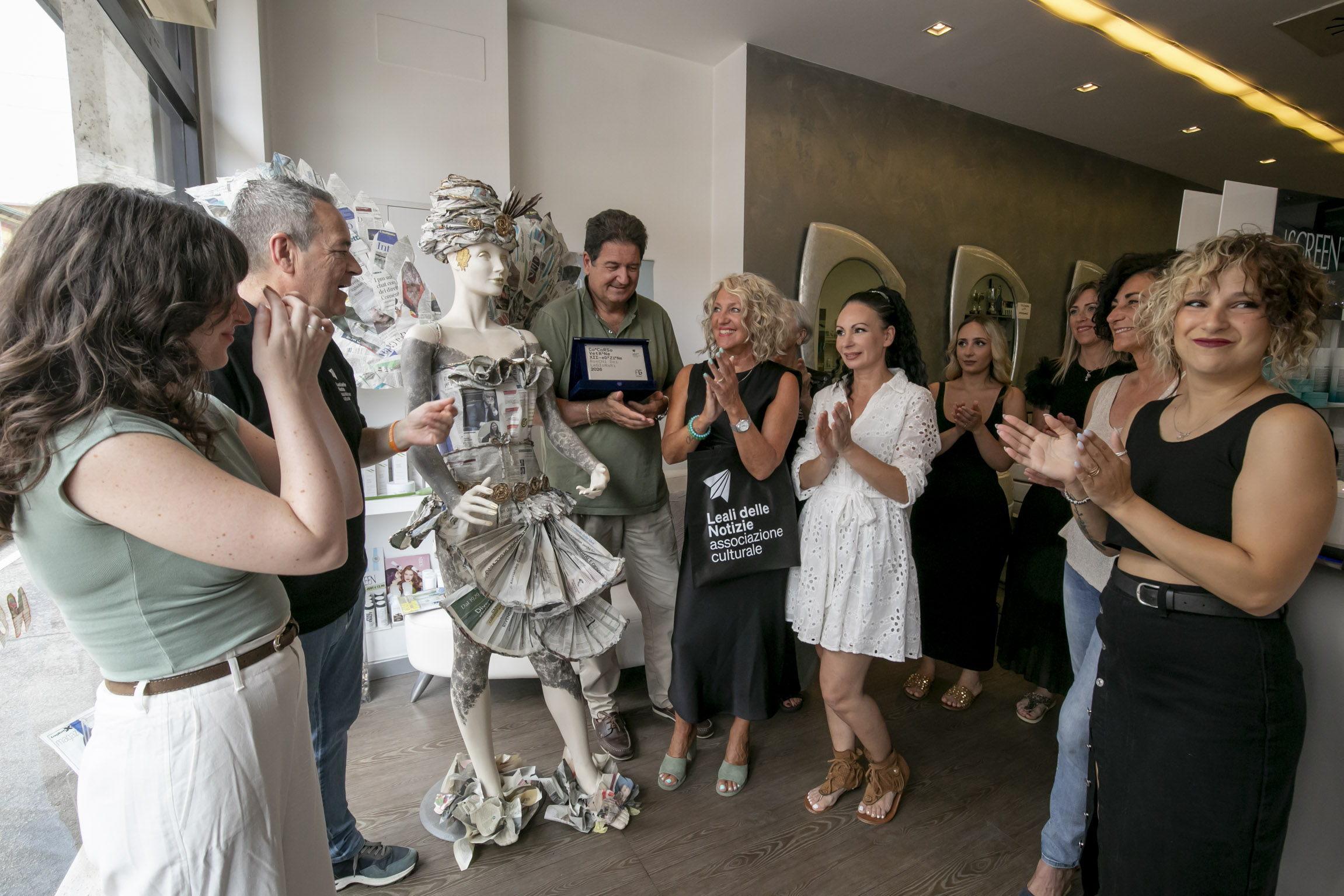 Immagine per Il ‘Salone In Testa’ vince il concorso vetrine del Festival del Giornalismo di Ronchi con ‘La bellezza fa notizia'