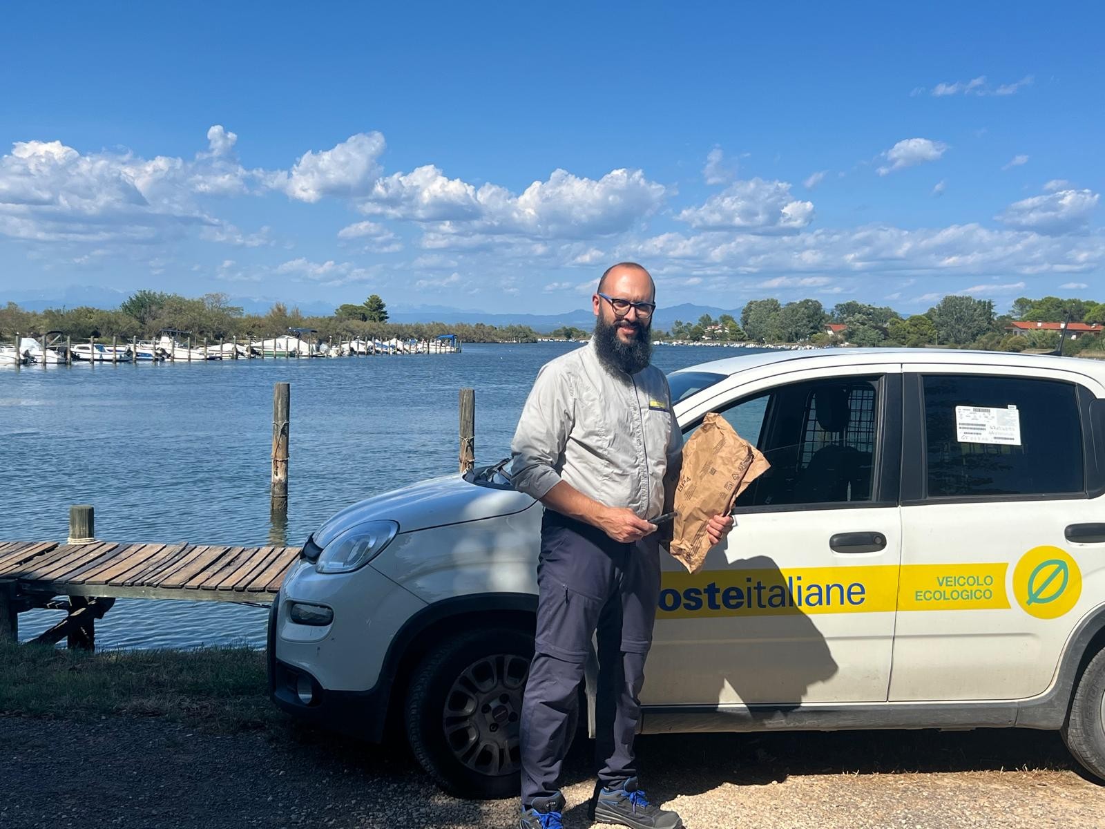 Immagine per Grado, il racconto del portalettere Vito Oddo: «Ogni giorno tra laguna e turisti»